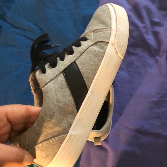 Boys’ Old Navy Sneakers in size 4 - Picture 2 of 3